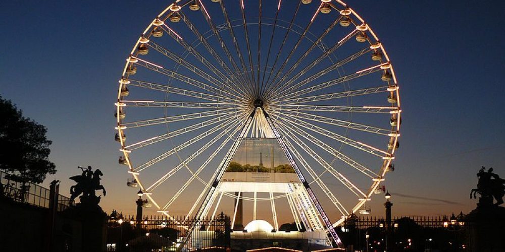 La ruota panoramica gira sul lungomare di Chiavari